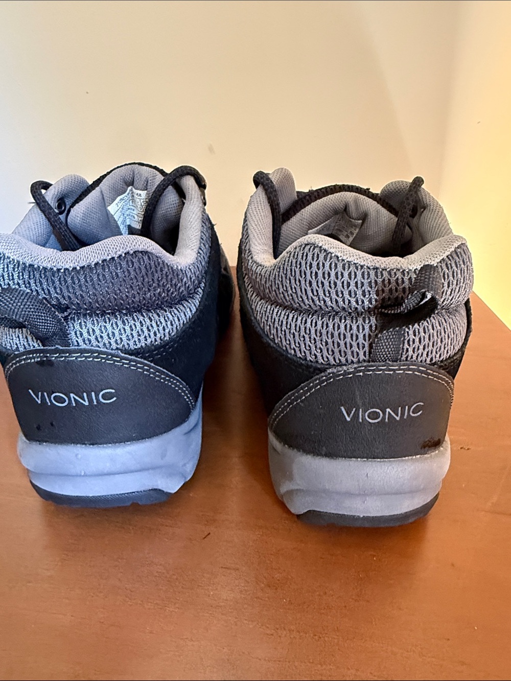 Vionic Cypress Trail Walker Water Resistant Black Suede Hiking Sneaker, suze 9.5 - Picture 4 of 6